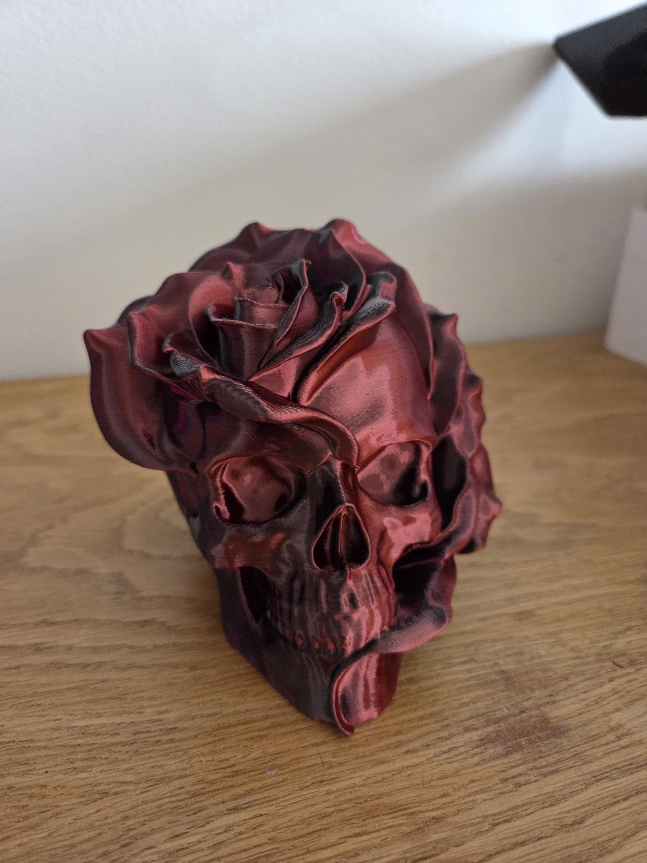 Crâne décoratif rose gothique – Sculpture romantique sombre – Décoration alternative – Impression 3D artistique