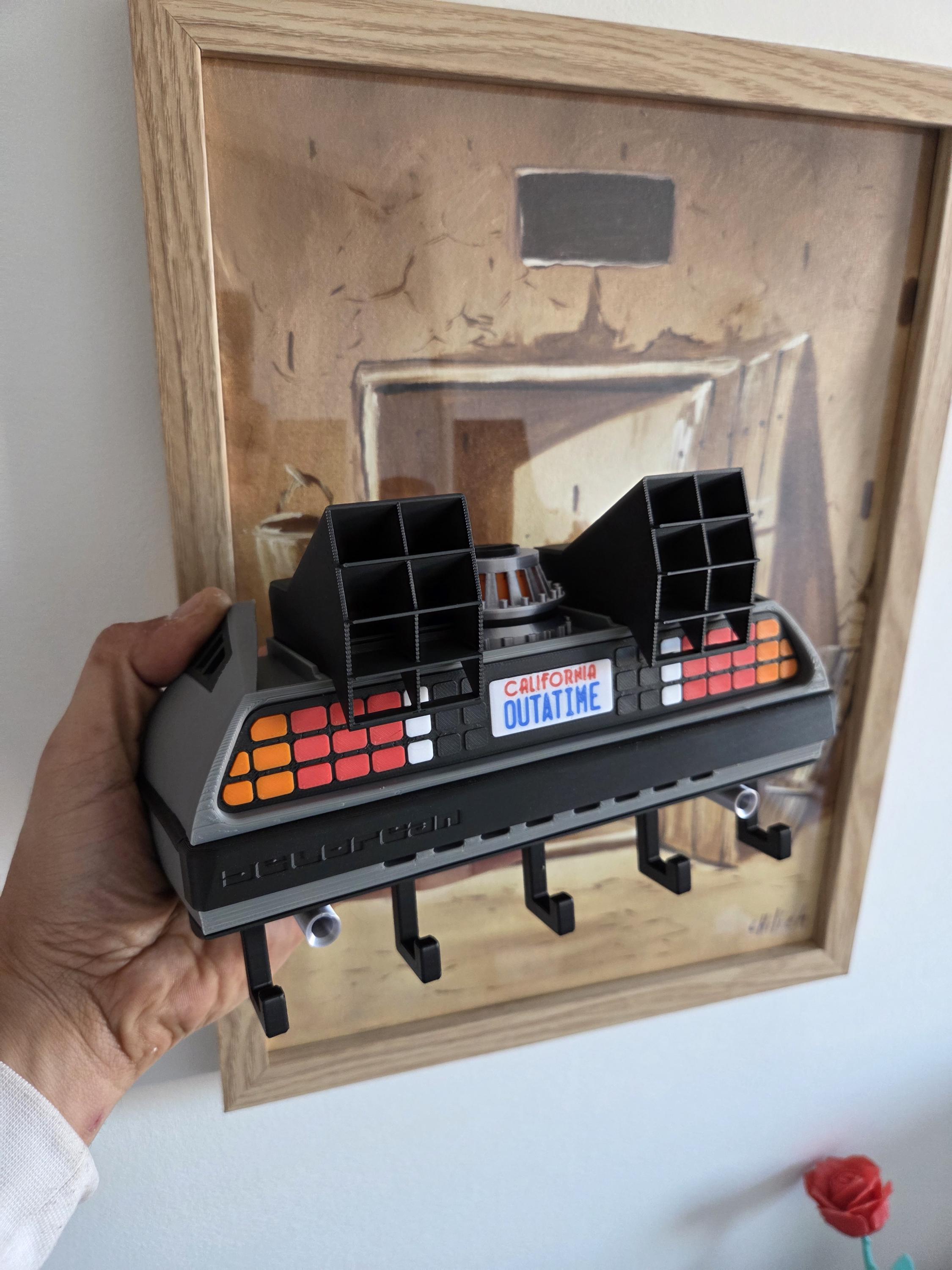 Support mural rétro futuriste DeLorean Retour vers le futur – Porte clés design voyage temporel – Décoration geek cinéma – Impression 3D