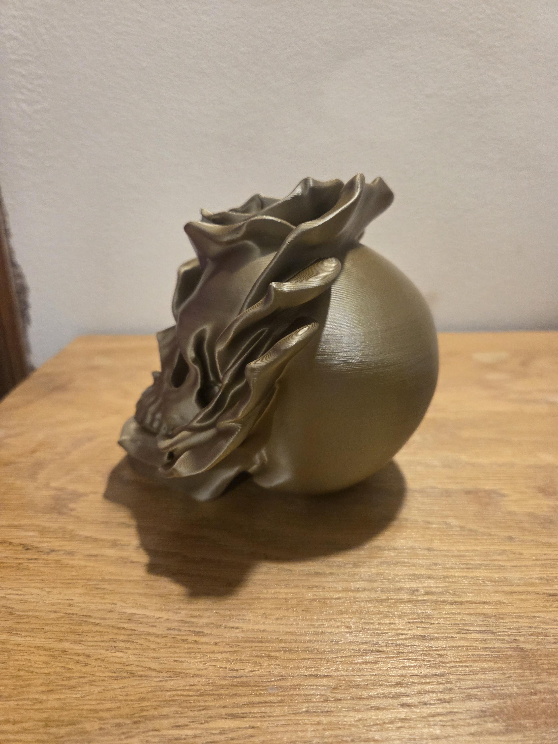 Crâne décoratif rose gothique – Sculpture romantique sombre – Décoration alternative – Impression 3D artistique