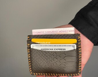 Brauner, komplett handgefertigter Kartenhalter aus Leder mit Kroko-Print, Geldbörse. Kartenetui aus echtem %100-Leder.