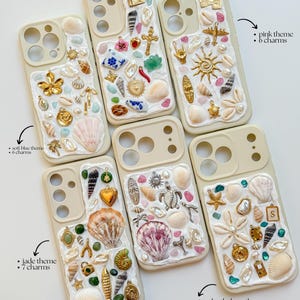 Puede incluir: Una colección de fundas de teléfono beige decoradas con conchas marinas, perlas y varios abalorios. Cada funda presenta un tema único, incluyendo azul suave, jade, rosa y natural x abulón, con diferentes números de abalorios.
