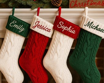 Könnte beinhalten: Vier Weihnachtsstrümpfe hängen über einem Kamin. Die Strümpfe sind weiß, rot und grün, mit den Namen Emily, Jessica, Sophia und Michael auf den Manschetten gestickt. Ein Holzschild zeigt "Fröhliche Weihnachten".
