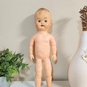 Baby-doll vintage in un pezzo degli anni '60 con corpo in vinile capelli modellati occhi verdi nocciola Baby Doll antico vintage / braccia/gambe pieghevoli mobili immagine 1