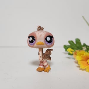 Littlest Pet Shop Avestruz #945 Cartão Postal Rosa/Bege Pets Olhos Roxos LPS Figura de Cachorrinho de Brinquedo Colecionável para Crianças - Presente de Aniversário para Ela - Meninas - Filha