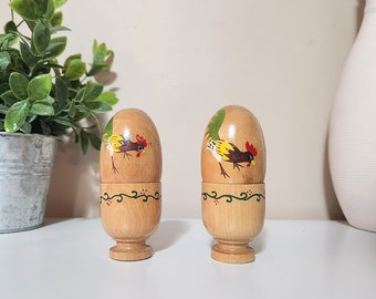 salières et poivrières vintage en bois - cuisine vintage des années 1980 - saupoudreuse d'assaisonnements - peinture coq de coquetiers en bois sculpté à la main