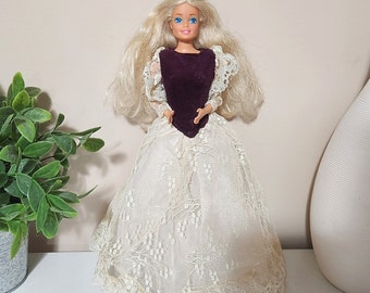 Vintage des années 1970 Mattel Barbie Twist n Turn taille velours rouge et robe en dentelle blanche chaussures à talons hauts roses Barbie 1975