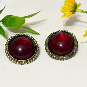 Vintage grote granaat cabochon knop clip-on oorbellen-elegante koepelvormige ronde robijnrode glazen kristallen met goudkleurige bezaaid/kralen touwrand
