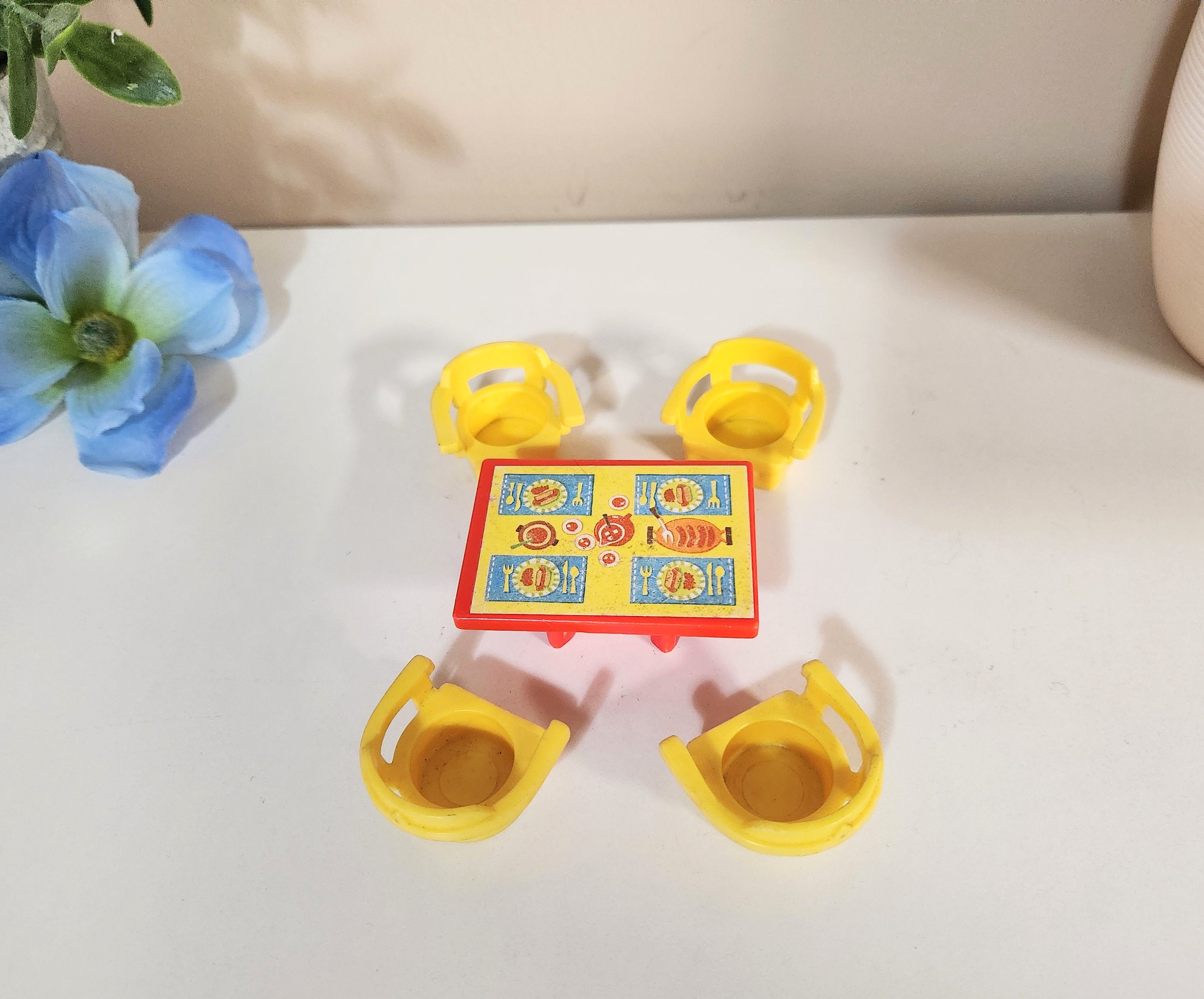 Vintage Fisher Price Little People Red Hot Dog-tafel met 4 gele Captains-stoelen