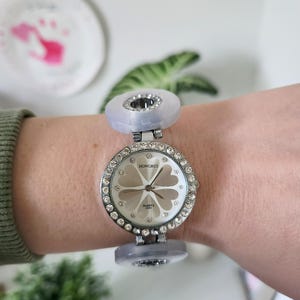 Montre-bracelet vintage à quartz Hongrui avec diamants ronds bleus Bracelet chaîne/bande rond bleu avec strass et strass - Cadran trèfle - Montre pour femme