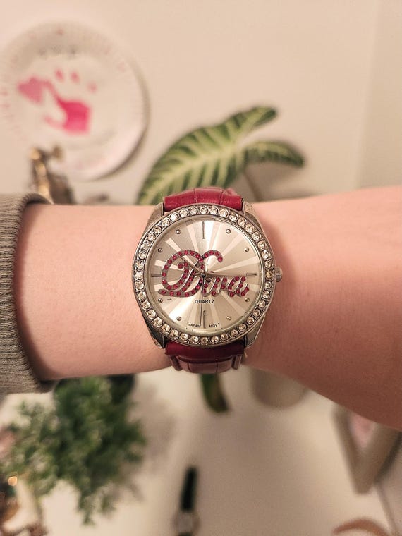 Damen DIVA Kristall Lünette Uhr Rotes Lederband-Frauen/Mädchen Mode  Armbanduhr w Strass-Retro Vintage Schmuck-Geburtstagsgeschenk für Sie