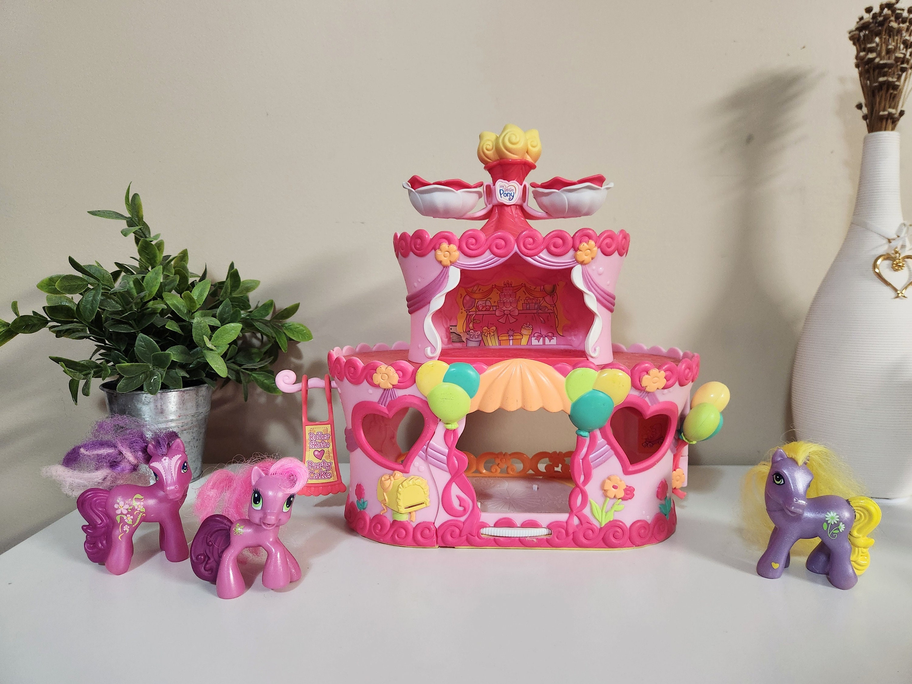 Pony's House My Little Pony Ponyville Pinkie Pies Roller Skate Party Cake House