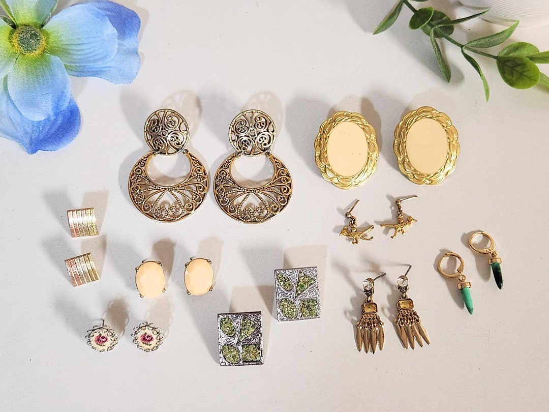 Orecchini Vintage Dorati a Mezzaluna con Cristalli Iridescenti – Anni – ANTICHITÀ PETRONE Orecchini Vintage Dorati a Mezzaluna con Cristalli Iridescenti – Anni – ANTICHITÀ PETRONE