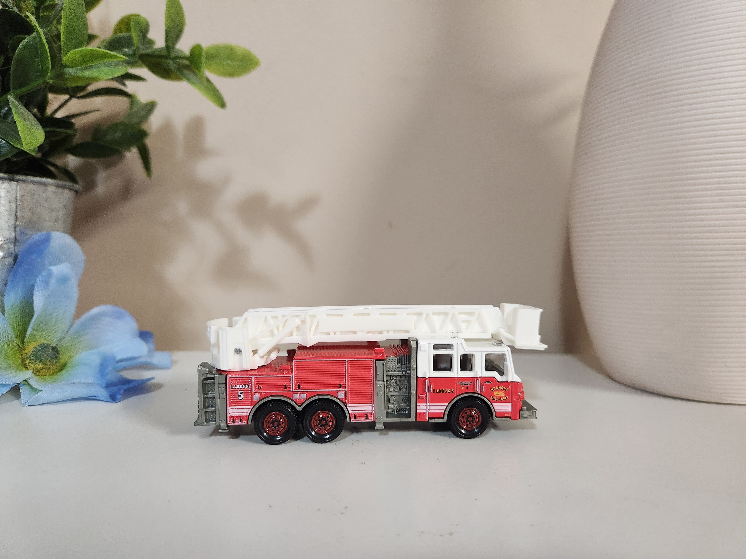Matchbox Fire Truck Pierce Velocity Aerial Platform Working Rigs