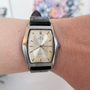 Montre en cuir simple et classique pour homme, cadran en acier inoxydable argenté, montre-bracelet rectangulaire décontractée pour homme, cadeau moderne et élégant pour lui