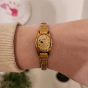 ヴィンテージ タイメックス Q Kセル レディース ゴールドトーン オーバル アナログ クォーツウォッチ - 女性用 美しく上品なレトロアンティーク腕時計 - 彼女への誕生日プレゼント