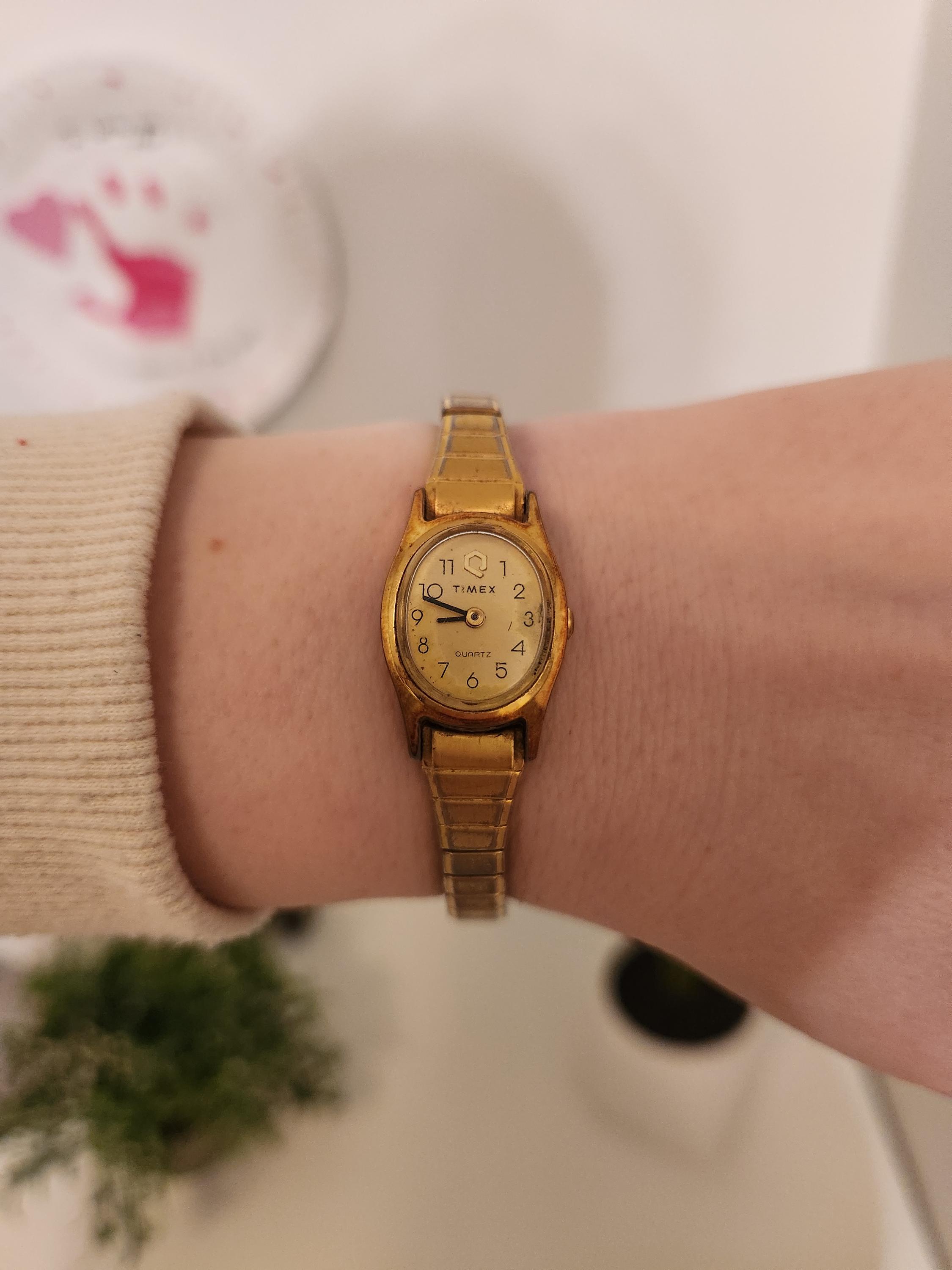 Vintage Timex Q K Cell Ladies Gold Tone Oval Analog Quartz  display picture 3