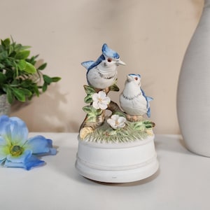 boîte à musique vintage Blue Jay - 5,5" de haut x 4" de large | Ornement pour étagère pour les amoureux des oiseaux - Oiseaux bleus chanteurs perchés | Cadeau d'anniversaire de Noël