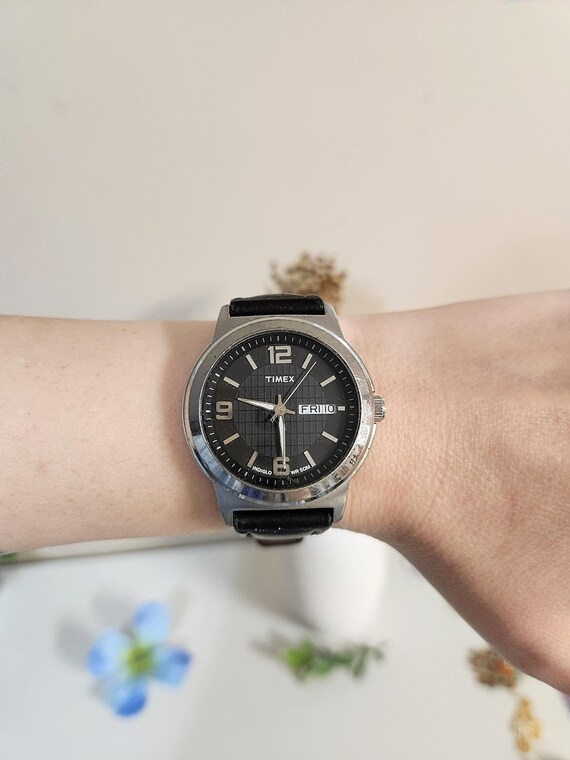 Timex Indiglo Day Date Armbanduhr aus schwarzem Lederband silberfarben Edelstahl Vintage Chic Trendy Fashion Accessoire Geschenk Geschenk Etsy