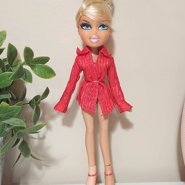 2001 Bratz-pop Blond haar Hoge knot Blauwe ogen Rode blouse Schoenen Zakelijke kleding