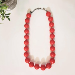 Rote Chunky Perlen Choker Halskette 21&quot;- Vintage Retro Modeschmuck - 70er/80er Jahre Trend-Mode - Große runde kirschrote Perlen-Geschenk für Sie / Mutter