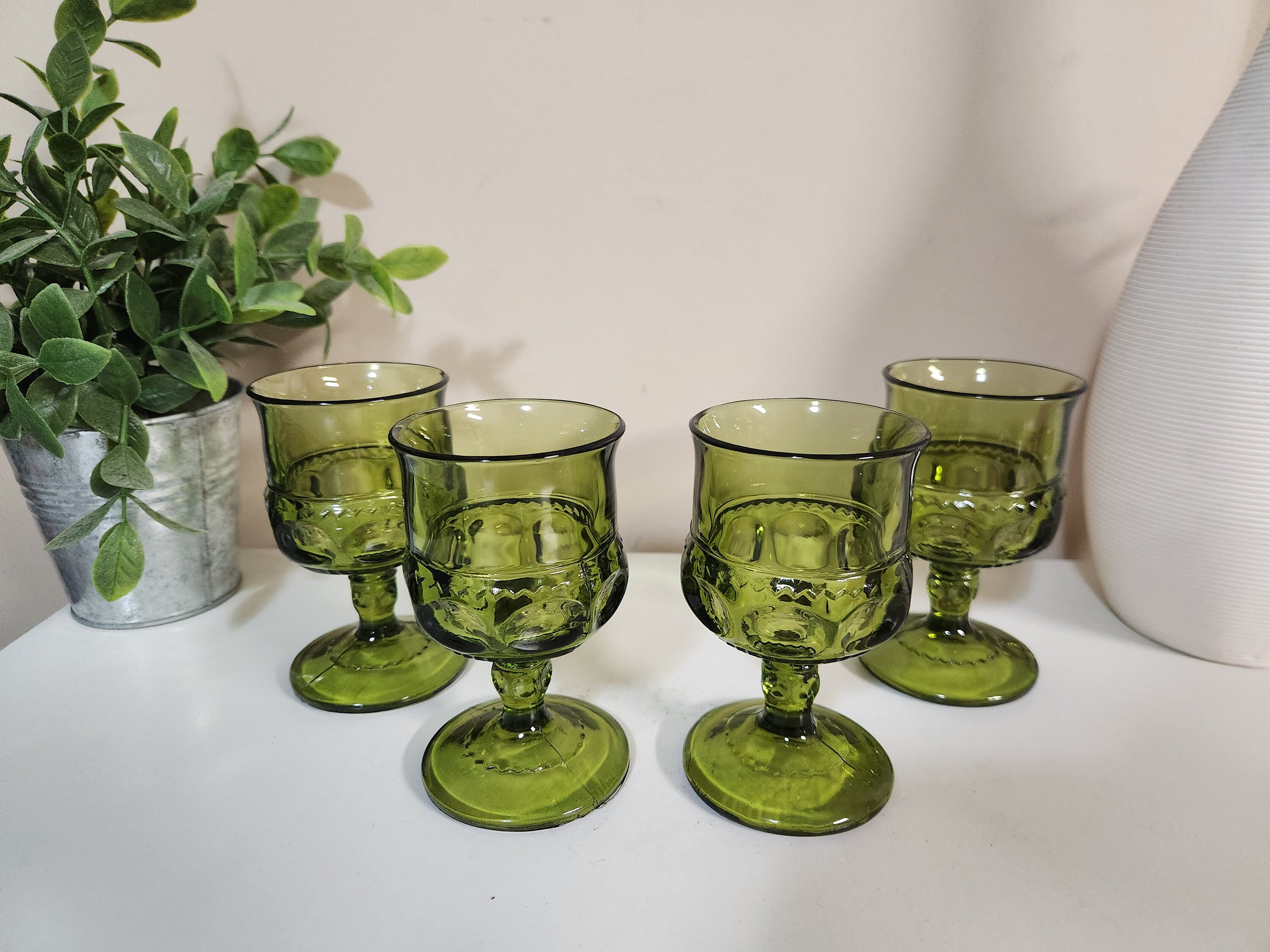 骨董　時代ガラス　上品プレス　ビリジアングリーン　ゴブレット　ワイングラス １客 骨董 時代ガラス 上品プレス ビリジアングリーン ゴブレット