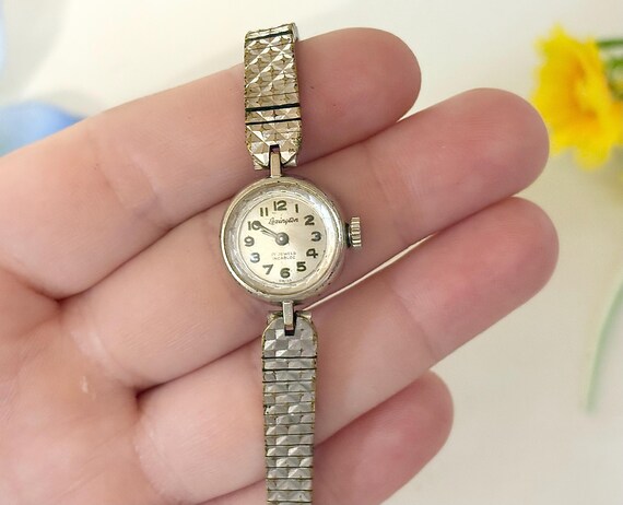 Vintage dainty ladies mechanical 17 jewels watch Vintage Waltham Ladies 17 Jewels Ladies Mechanical Wind  main image 3