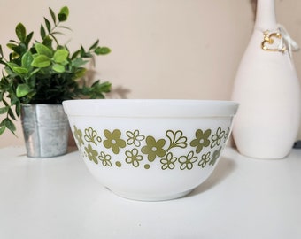 Pyrex Spring Blossom 1.5 quart bowl 402, Crazy Daisy white and green floral, vintage mixing bowl, made in USA