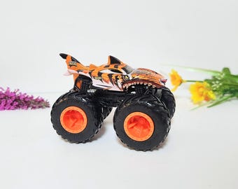 ホットウィール モンスタートラック タイガーシャーク 1:64 スケール