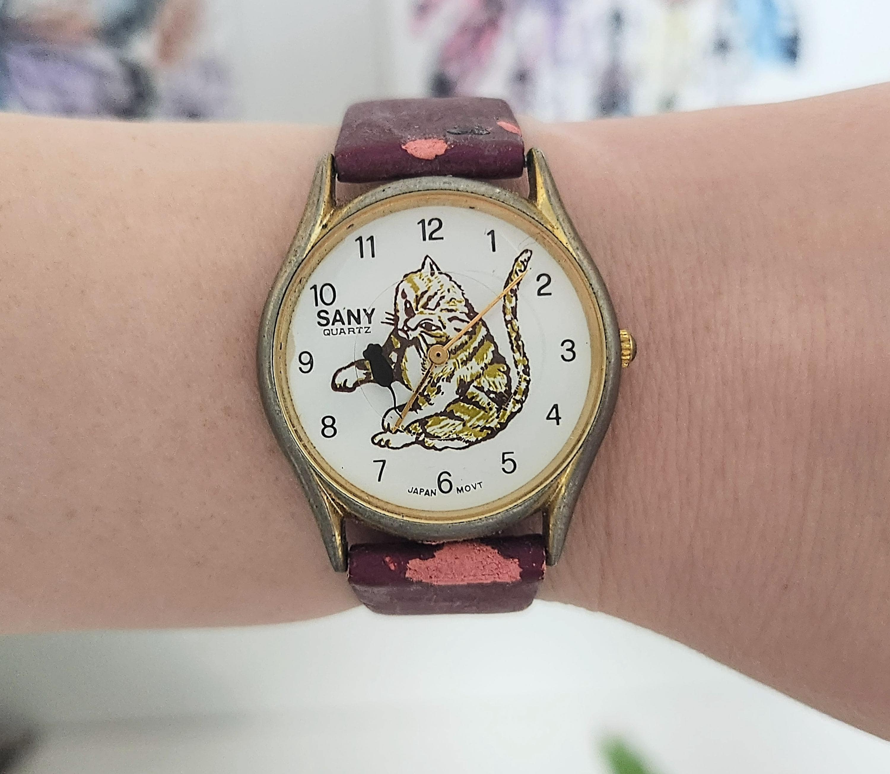 Vintage Sany Cat Chasing Mouse Fashion Wristwatch Genuine Red