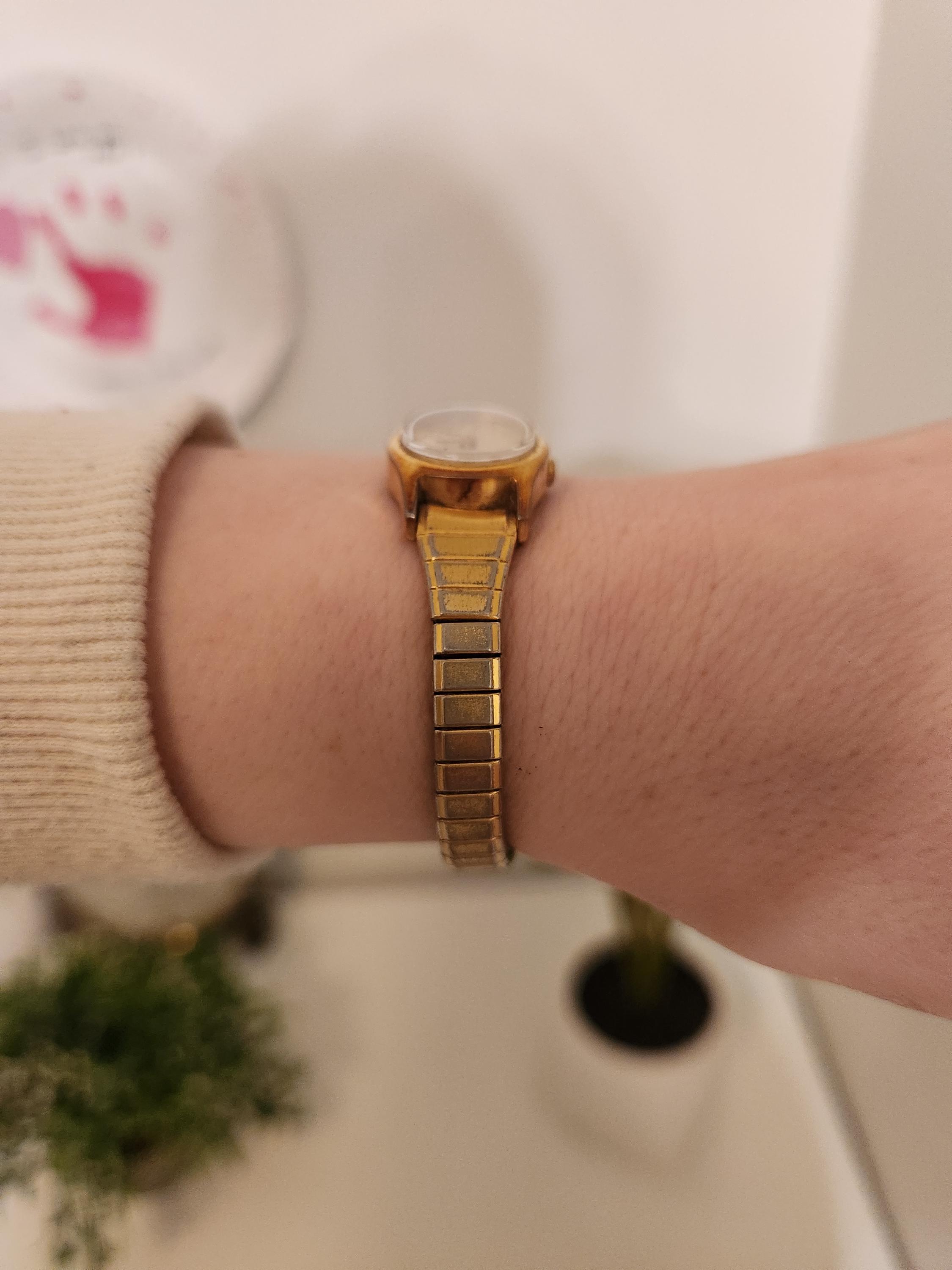 Vintage Timex Q K Cell Ladies Gold Tone Oval Analog Quartz  display picture 1