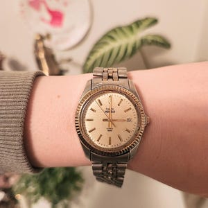 Vintage Timex Indiglo Day/Date Men's Wristwatch Gold-Trim