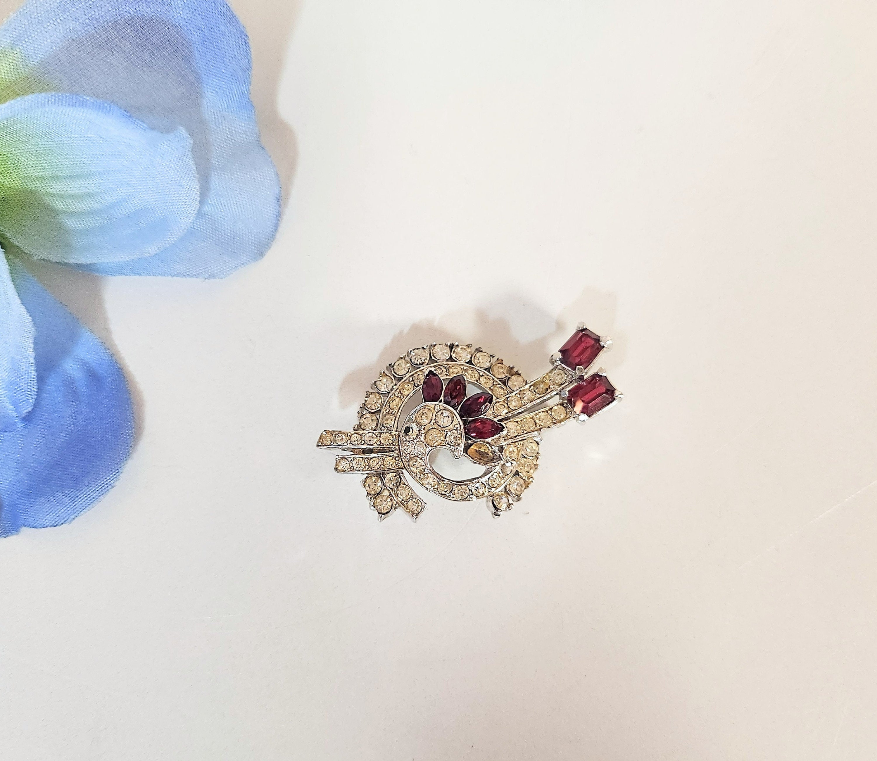Broche Vintage Art Déco - Fleur Avec Strass Rouge Sur Métal Argenté - Ancienne