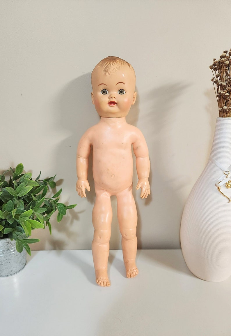 Baby-doll vintage in un pezzo degli anni '60 con corpo in vinile capelli modellati occhi verdi nocciola Baby Doll antico vintage / braccia/gambe pieghevoli mobili immagine 1