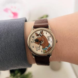 Reloj vintage Armitron Scooby Doo con correa de cuero marrón original. Recuerdo coleccionable de dibujos animados. Regalo de cumpleaños para él o ella.