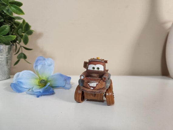 マテル　カーズ　メーター　MUD RACING MATER XRS Amazon.com: Disney Pixar Cars XRS Mud Racing Mater Oversized