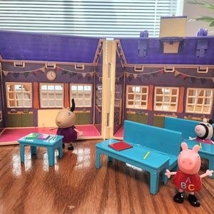 Peppa Pig Deluxe Schoolhouse Playset w Characters & Accessories - Peppa Pig School House Play Set