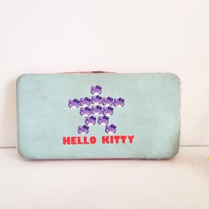 Cartera larga de Hello Kitty, única y vintage, en azul bebé, con gatos de Hong Kong enmascarados en morado. Regalo de cumpleaños para ella, niña, mujer o hija.
