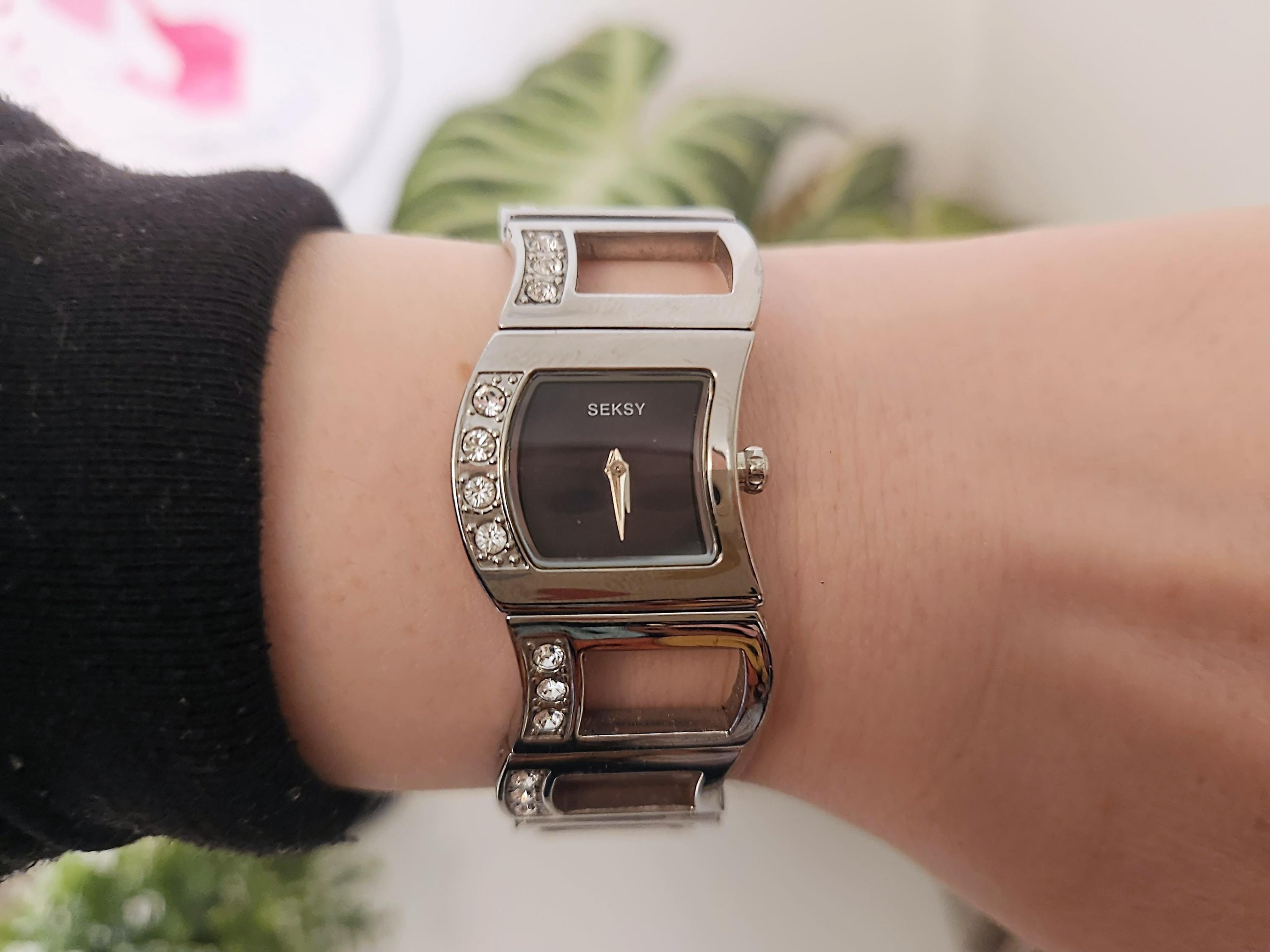 Seksy Skonda Swarzorsky Crystal Silver Tone Curve Watch Womens 8\