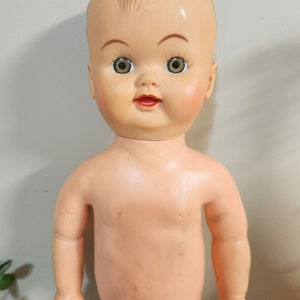 Baby-doll vintage in un pezzo degli anni '60 con corpo in vinile capelli modellati occhi verdi nocciola Baby Doll antico vintage / braccia/gambe pieghevoli mobili immagine 2