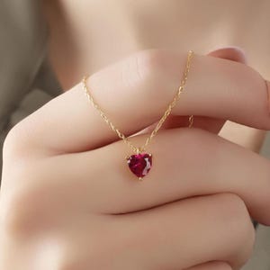 Collier coeur rubis, collier pierre de naissance juillet, collier bijoux amour minimaliste, collier élégant, collier à aimer, collier coeur minimal