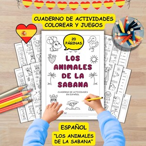 Op de afbeelding: Een kleurboek in het Spaans, "Los Animales de la Sabana", met dierillustraties en de tekst "20 Páginas". De omslag wordt door een persoon vastgehouden, met kleurpotloden en extra kleurplaten zichtbaar.