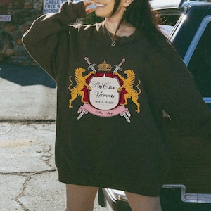 Moletom da Universidade de Cultura Pop / música/tv/filmes/anos 2000/Fangirl/Millennial/Genz/filmes Y2K / filmes nostálgicos / presentes para ela