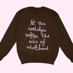 Deja que la nostalgia alivie el dolor de la adultez Sudadera / 2000s / Fangirl / Millennial / Genz / películas y2k / películas nostálgicas / regalos para ella