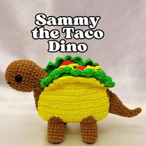 Puede incluir: Sammy el Dino Taco es un juguete de dinosaurio de crochet que lleva un disfraz de taco amarillo, verde y rojo.