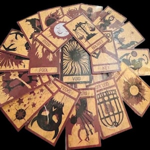 Baralho de Muitas Coisas DnD Arquivos DIGITAIS para download 22 cartas de tarô, 1 carta de descrição e 1 carta de logotipo com versos