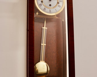 Hermoso reloj de pared con carillón Westminster Hermle de caoba flameada