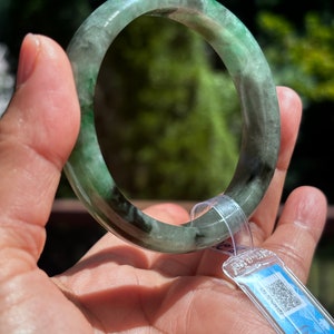 Naturalna bransoletka z jadeitu z Myanmaru. Prezent dla niej, prezent dla mamy, prezent dla siostry. Rozmiar 57,55 mm. Waga 243,49 ct