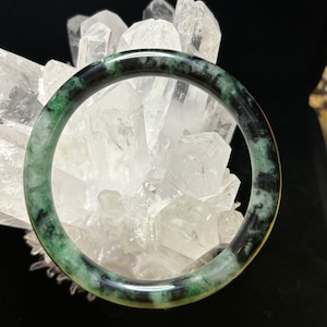 Naturalna bransoletka z jadeitu Myanmar. Prezent dla niej, prezent dla mamy, prezent dla siostry. Nieobrobiona i w dobrym stanie. Jadeit szczęścia. Rozmiar 56,83 mm