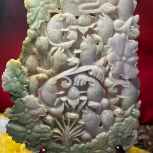 Naturalny Myanmar Piękny ręcznie rzeźbiony jadeit Jadeit Biały, Zielony, Fioletowe Ryby, Kwiaty Lotosu, Liście Lotosu. Nieobrobiony i w dobrym stanie.