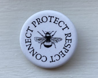 Könnte beinhalten: Weißer Knopf mit schwarzem Text, der "Connect Protect Respect" in einem Kreis um eine Schwarzweißillustration einer Biene liest.